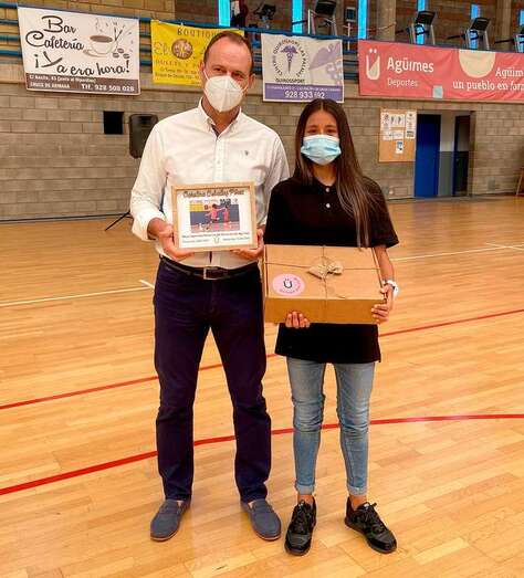 El alcalde de Agüimes, Óscar Hernández, junto a Carolina Ceballos / TA